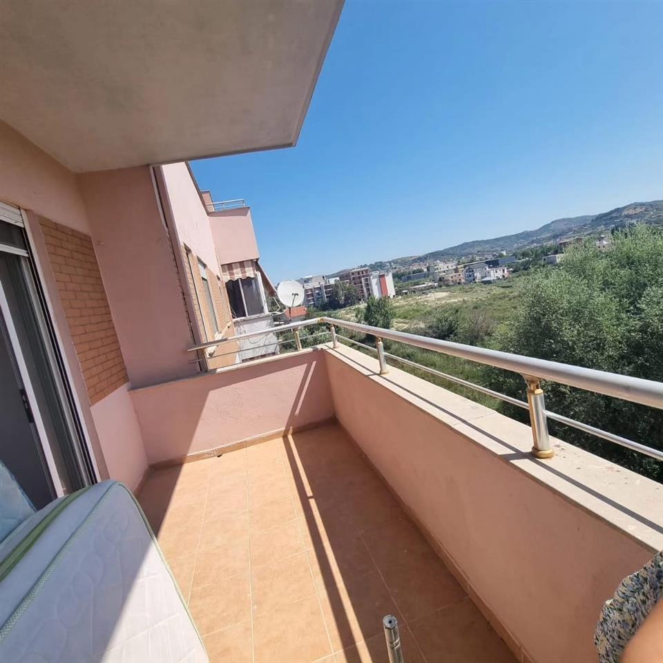 shitet apartament mali i robit