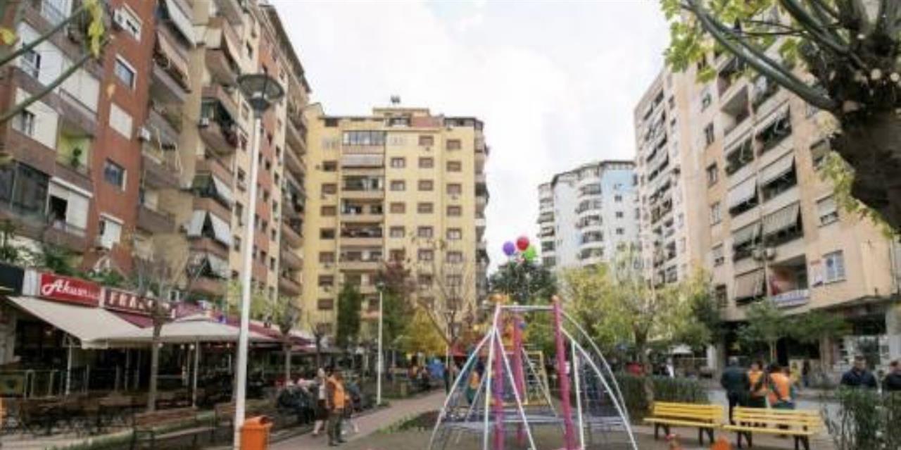 Shitet apartament 3+1+2 Komuna e Parisit