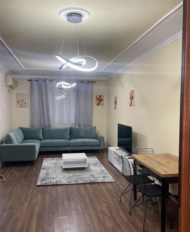 Shitet apartament 3+1+2 Komuna e Parisit