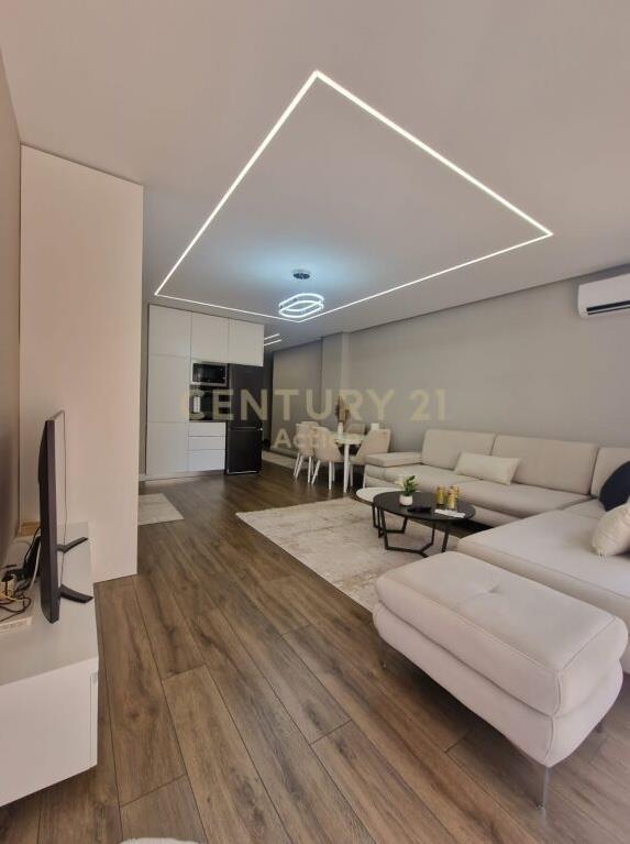 Qira Apartament 2+1 Komuna e Parisit 700 € | 104 m2