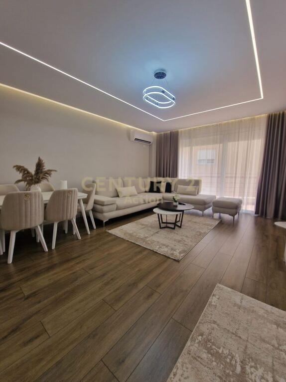 Qira Apartament 2+1 Komuna e Parisit 700 € | 104 m2