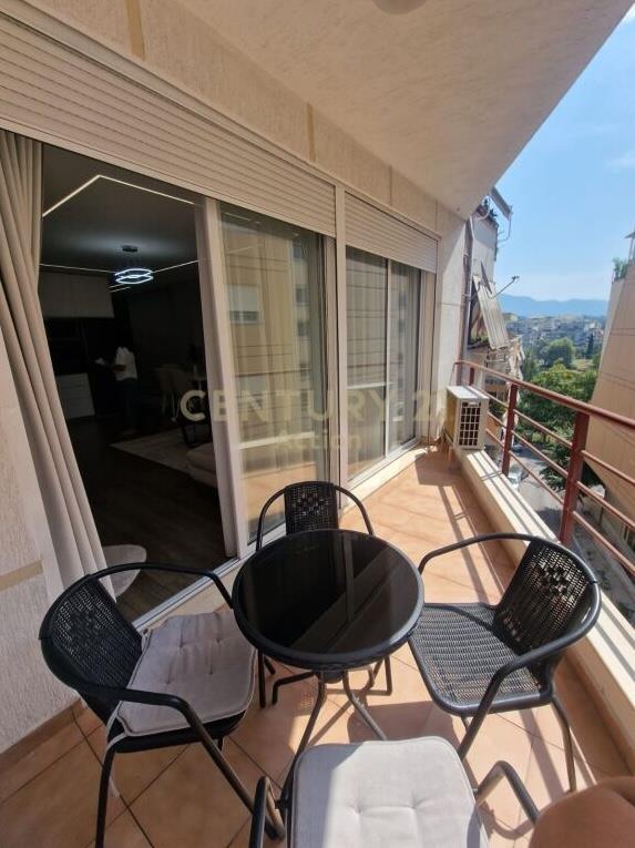 Qira Apartament 2+1 Komuna e Parisit 700 € | 104 m2