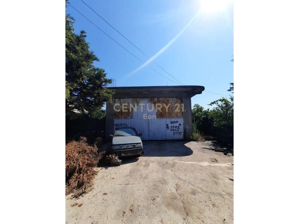 Shitet shtepi,servis dhe toke ne Spitalle, Durres.