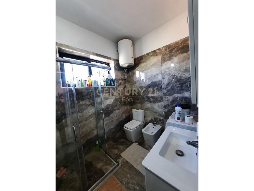 Shitet shtepi,servis dhe toke ne Spitalle, Durres.