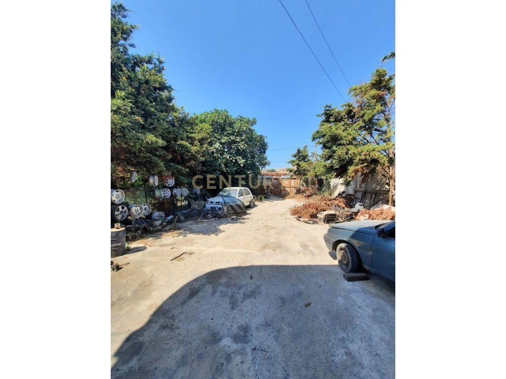 Shitet shtepi,servis dhe toke ne Spitalle, Durres.