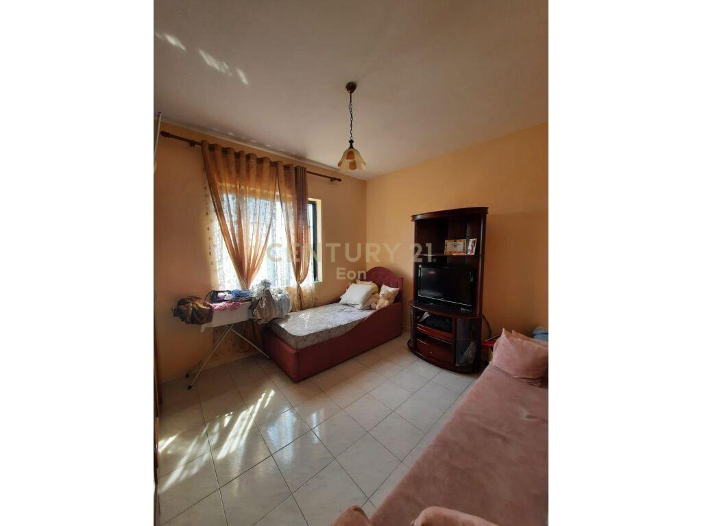 Shitet shtepi,servis dhe toke ne Spitalle, Durres.