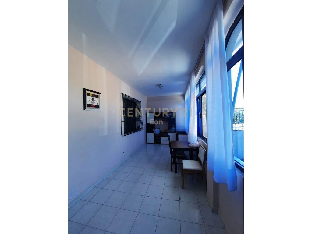 Shitet shtepi,servis dhe toke ne Spitalle, Durres.