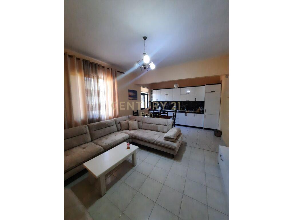 Shitet shtepi,servis dhe toke ne Spitalle, Durres.