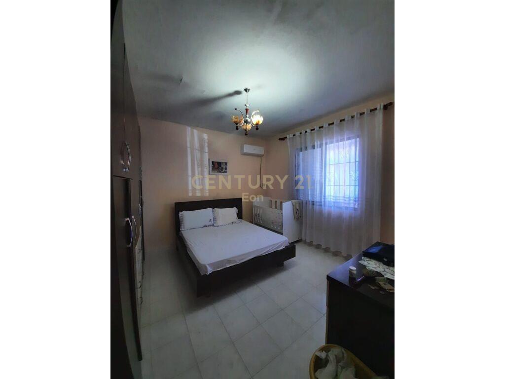 Shitet shtepi,servis dhe toke ne Spitalle, Durres.