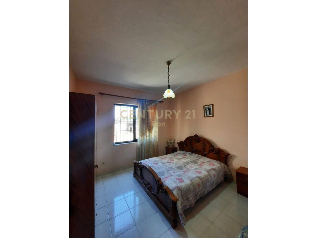 Shitet shtepi,servis dhe toke ne Spitalle, Durres.