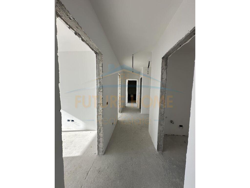 Shitet, Apartament 3+1+2 Poste Parkimi, Kompleksin “Lake Vie