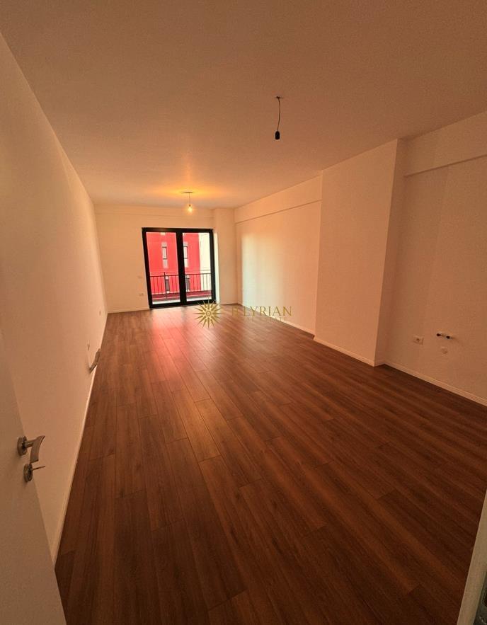 AMBJENT ZYRASH ME QERA, ISH-FARMACIA 10