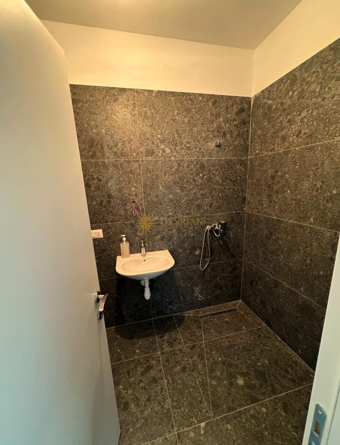 AMBJENT ZYRASH ME QERA, ISH-FARMACIA 10