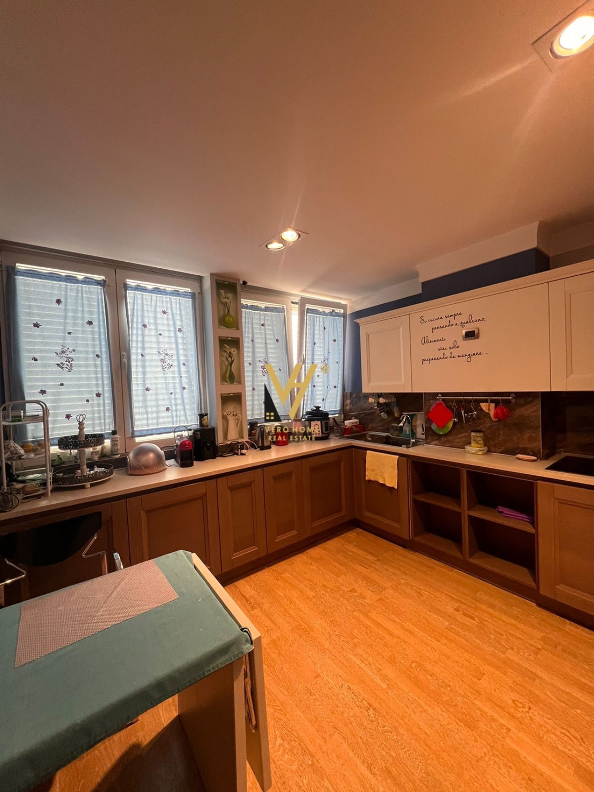 JEPET APARTAMENT 2+1+2 ME QERA NE QENDER 1.500EURO