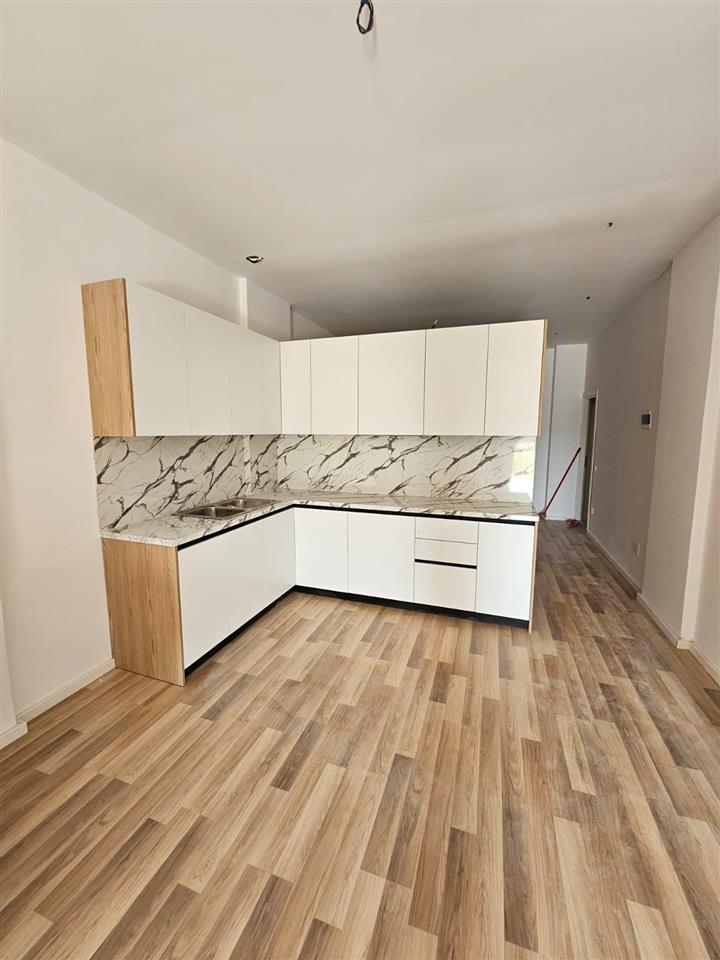 Shitet apartament 1+1