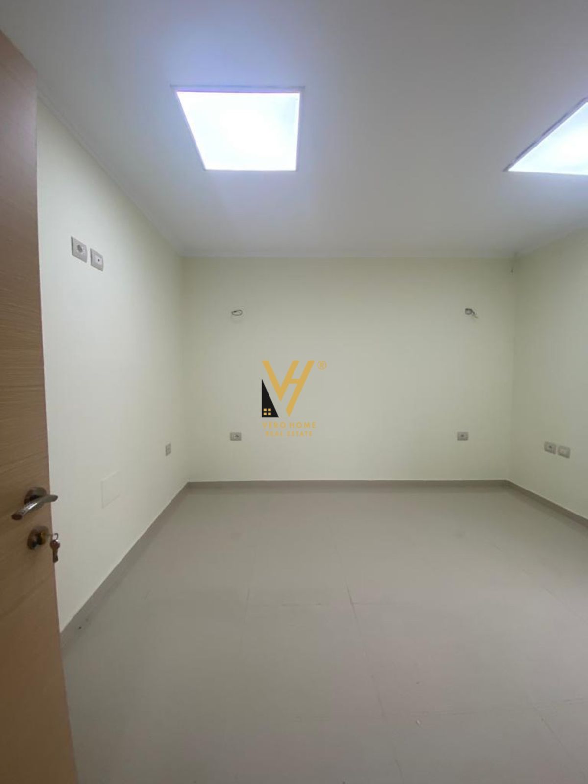 JEPET AMBIENT BIZNESI 60M2 ME QERA TE BRRYLI 600 E