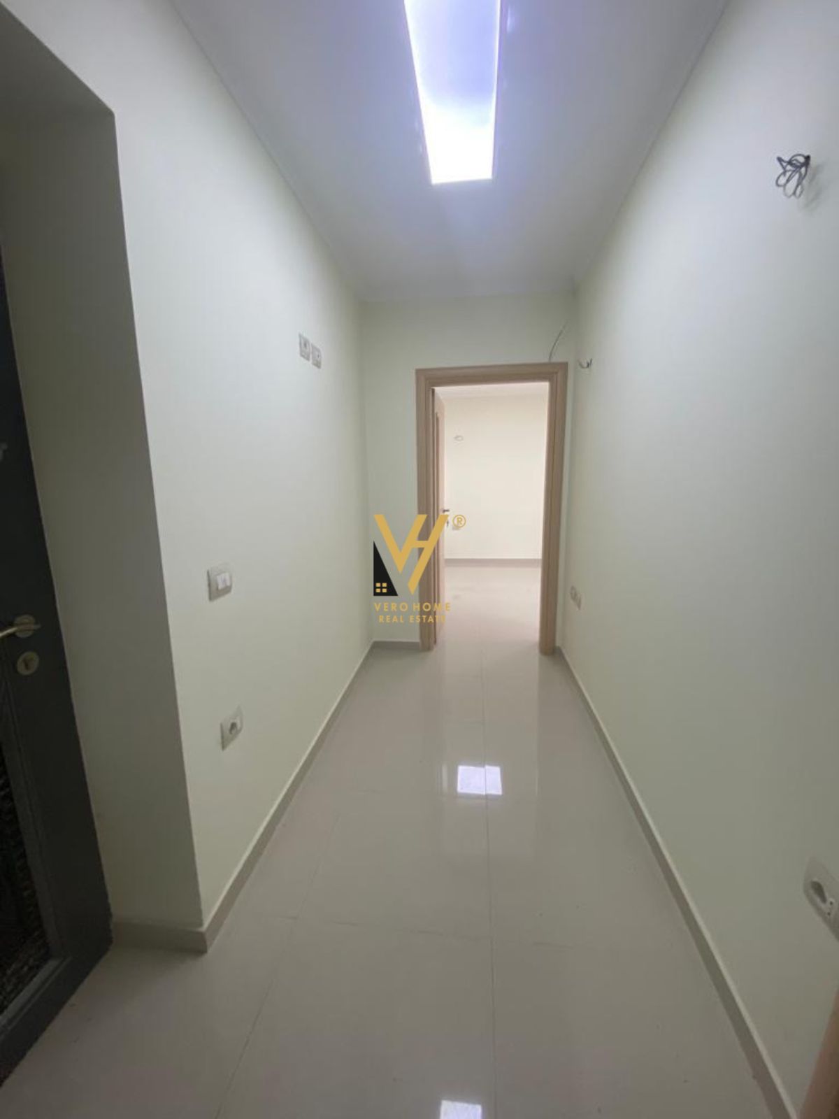 JEPET AMBIENT BIZNESI 60M2 ME QERA TE BRRYLI 600 E