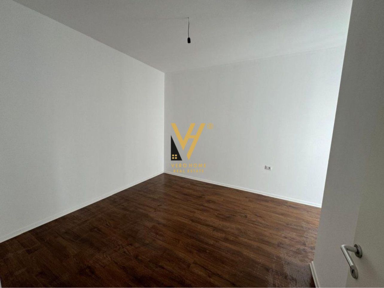 JEPET ZYRE 95 M2 ME QERA TE MAHMUT FORTUZI 600EURO