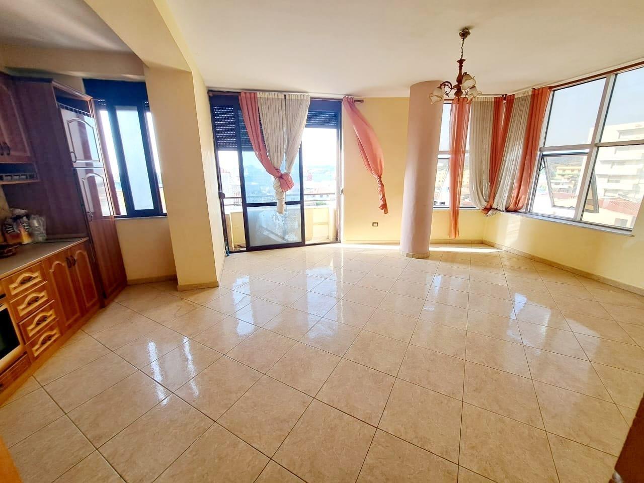 Kavaje,Superapartament 3+1+2 tualete,shetitorja Kavaljon,