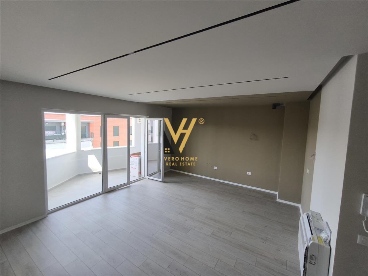 JEPET ZYRE 98 M2 ME QERA TE UNAZA E RE 450 EURO