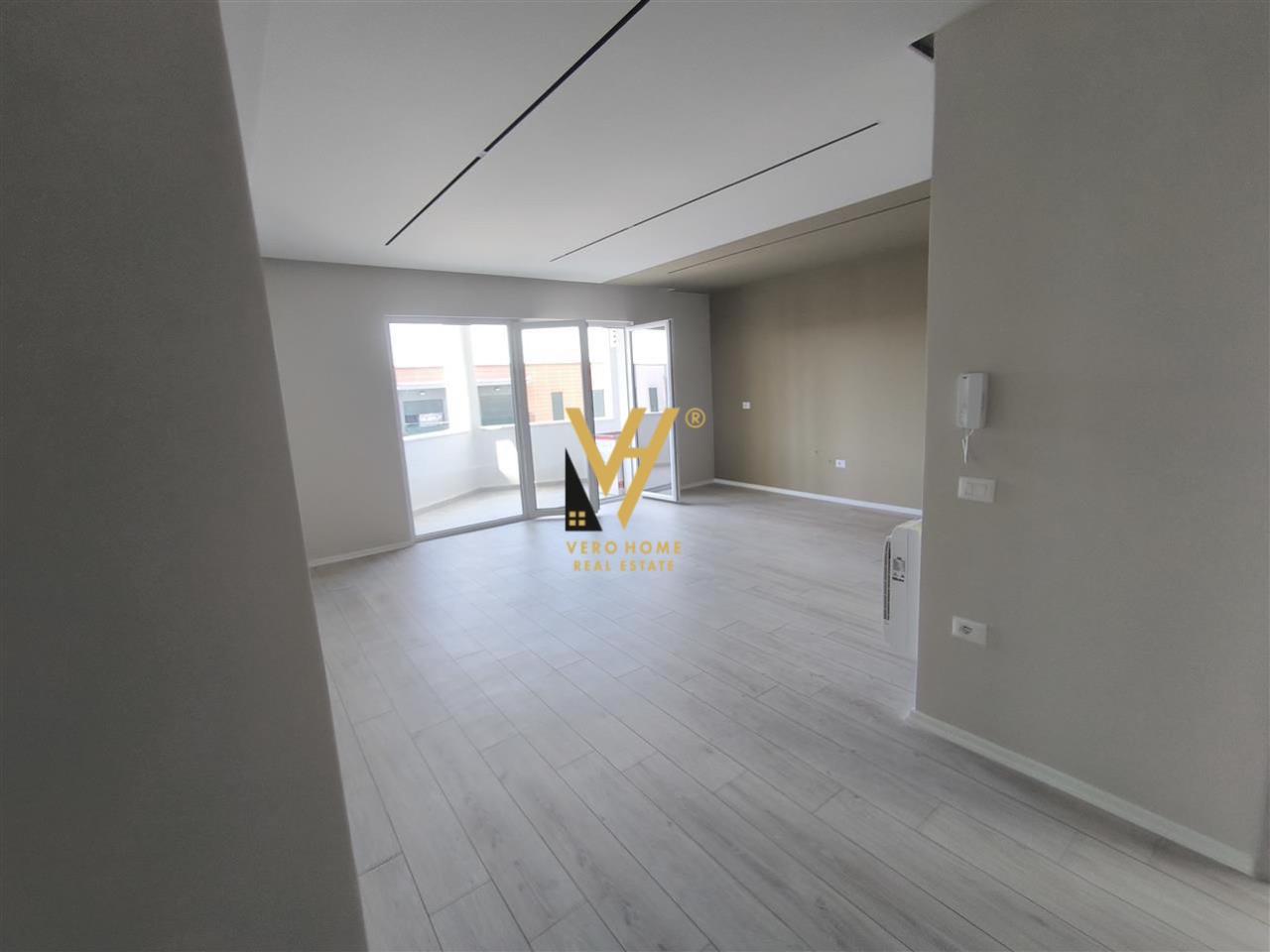 JEPET ZYRE 98 M2 ME QERA TE UNAZA E RE 450 EURO