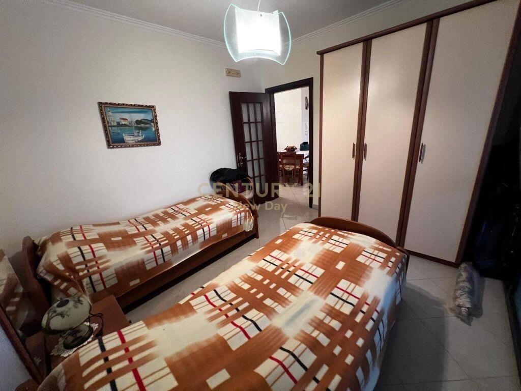 Shitet Apartament 1+1 ne zonen e plazhit me pamje deti.