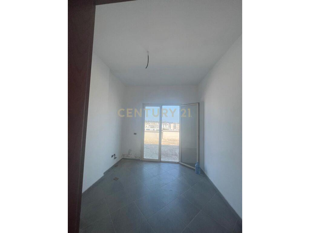 SHITET PAPAFINGO NE PLAZH HEKURUDHA!