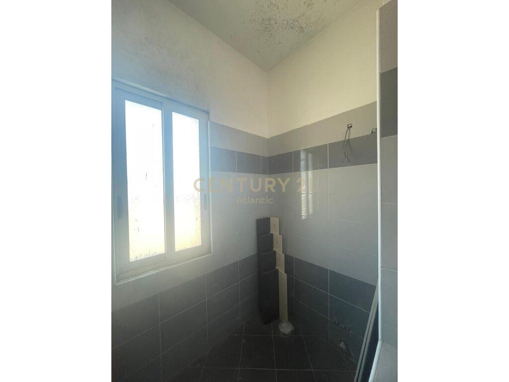 SHITET PAPAFINGO NE PLAZH HEKURUDHA!