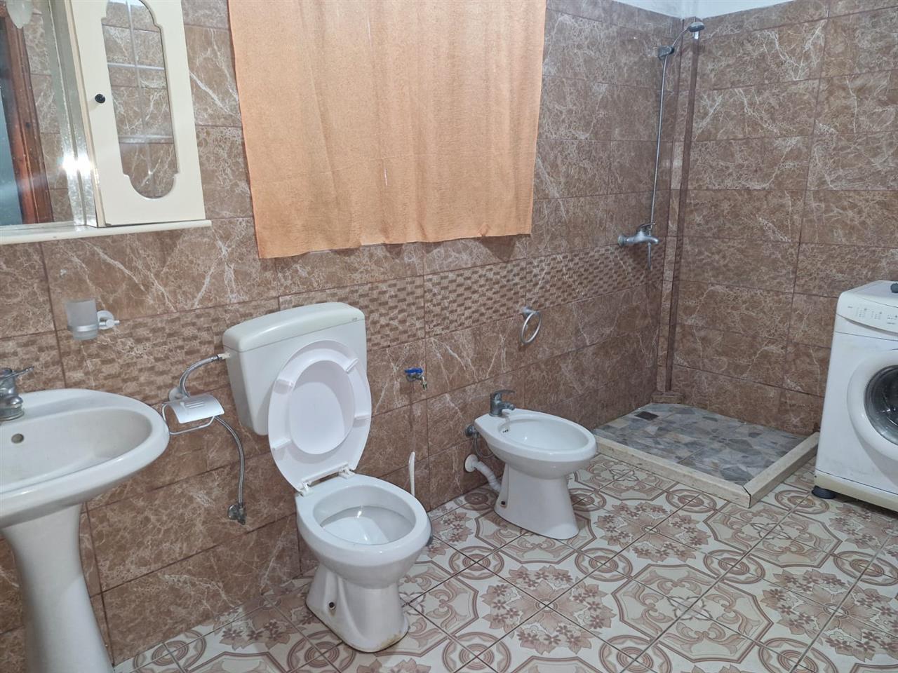 Jepet me qira Apartament 1+1 te Unaza, afer Tregut te madh i