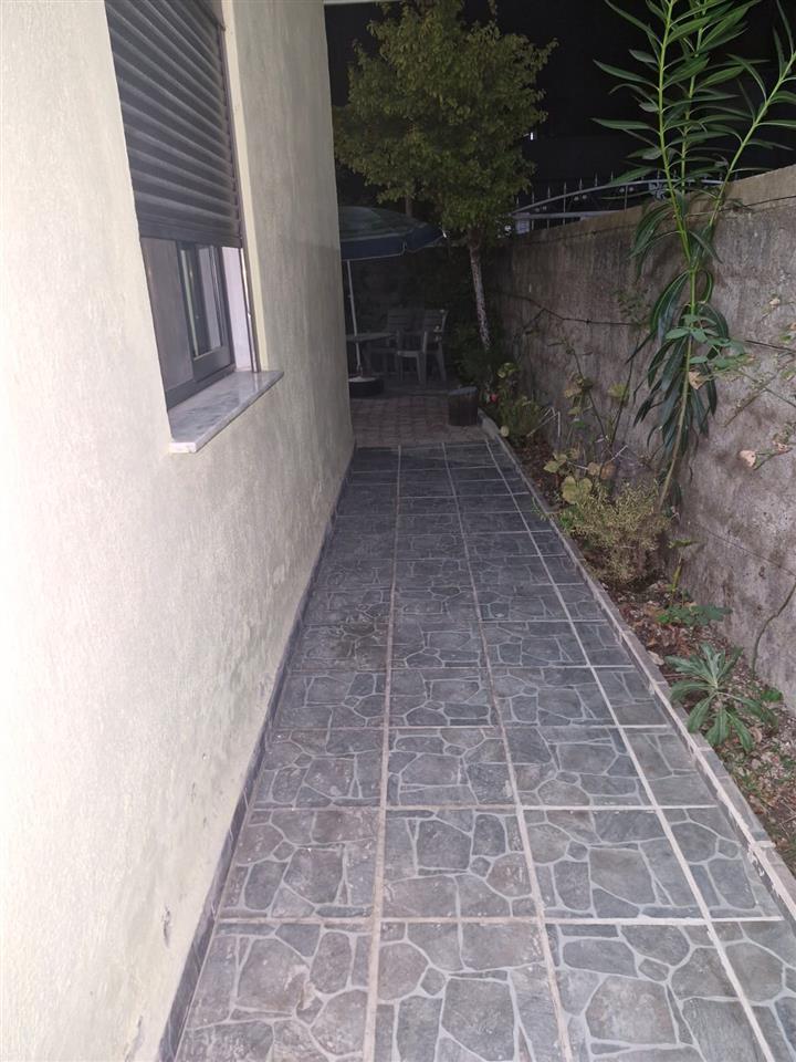 Jepet me qira Apartament 1+1 te Unaza, afer Tregut te madh i