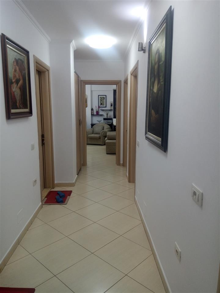 Tirane!:SHITET,Ap 3+1+2 banjo.