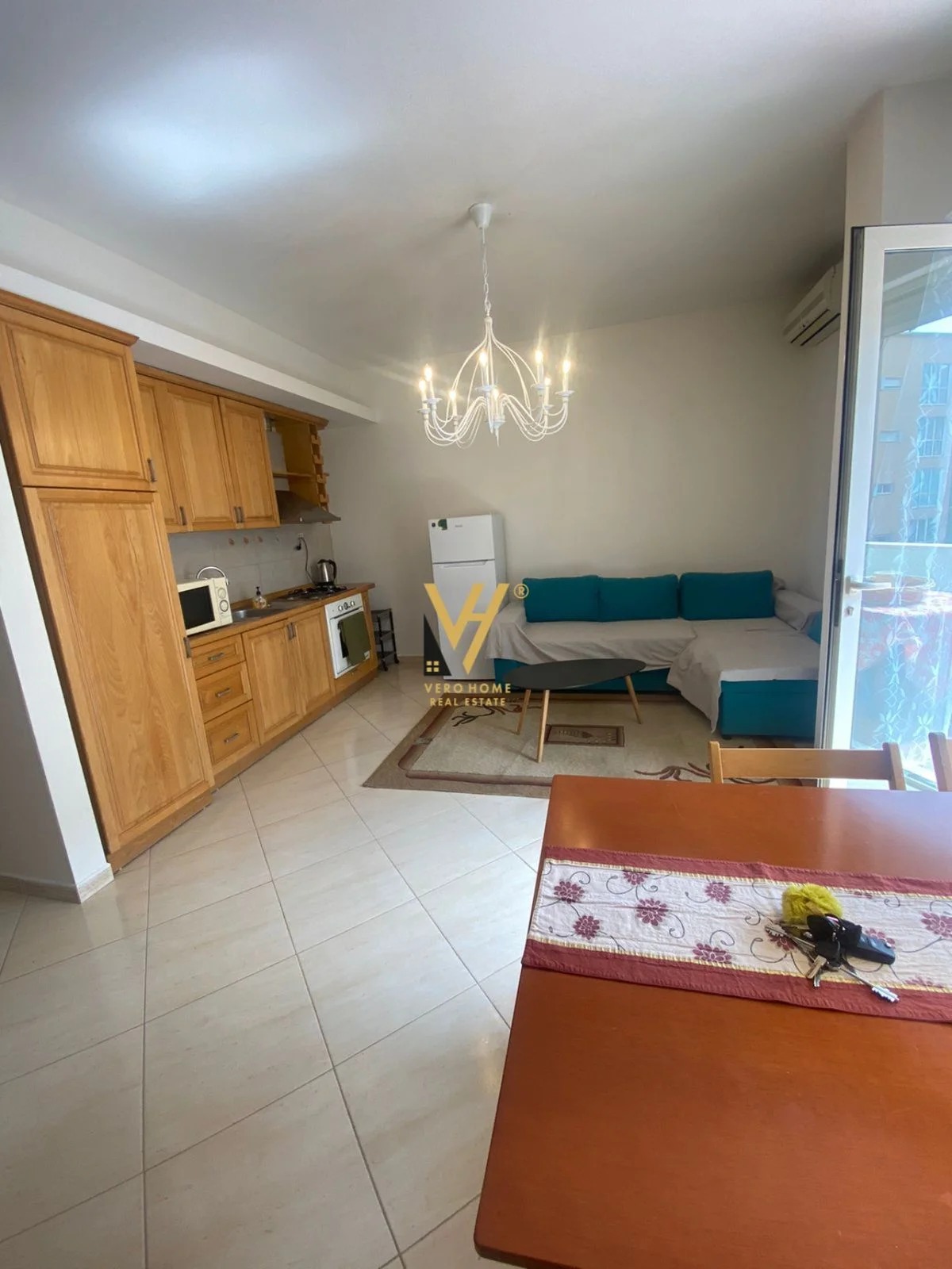 JEPET APARTAMENT 1+1ME QERA TE QENDRA KRISTAL 500E