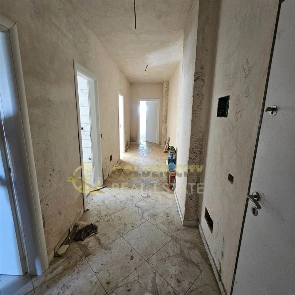 Shitet apartament 2+1+2