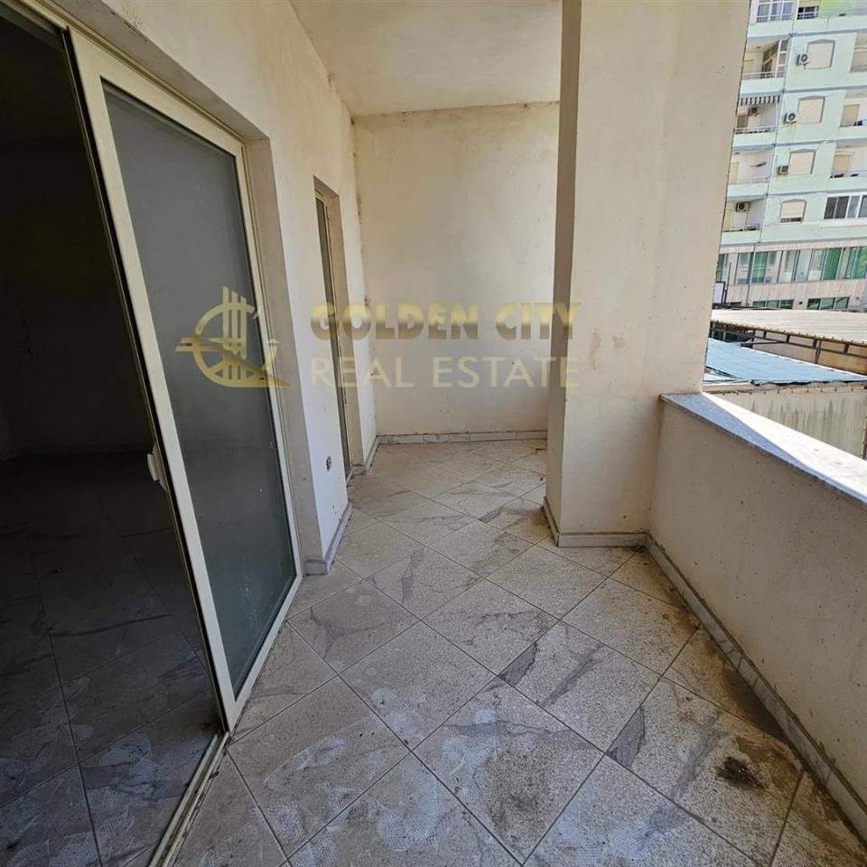 Shitet apartament 2+1+2