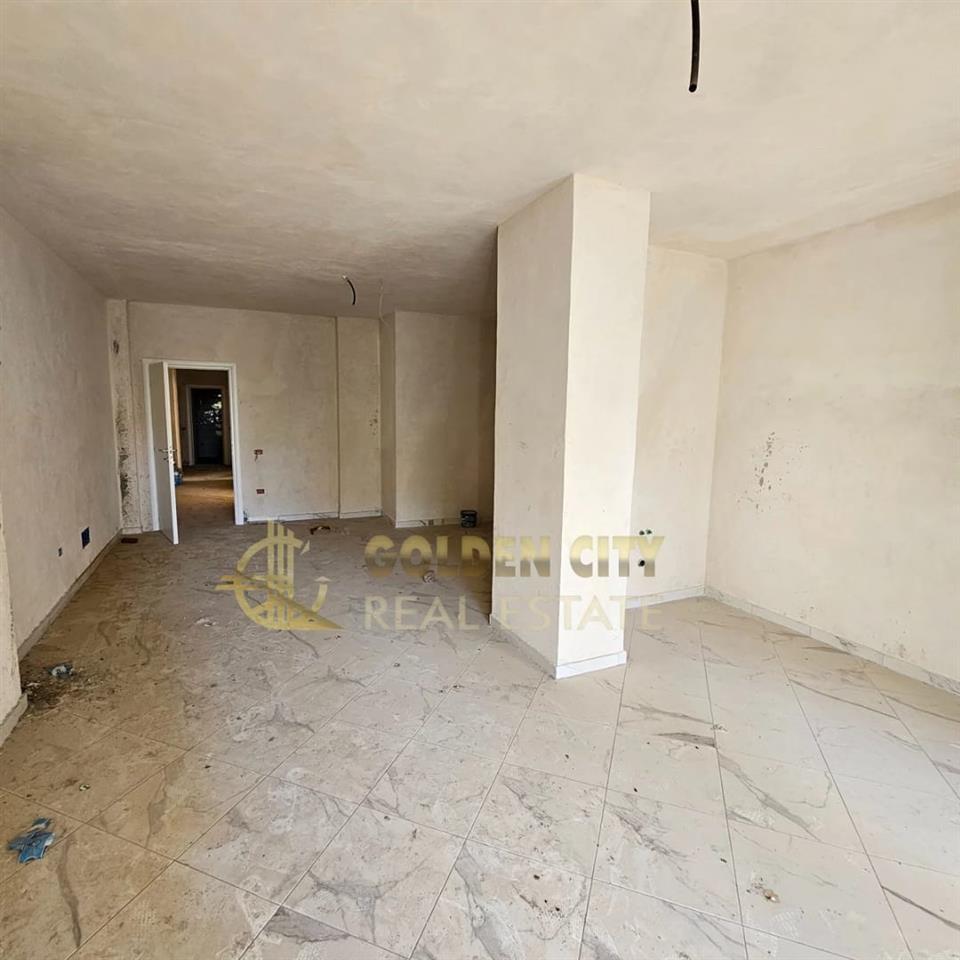 Shitet apartament 2+1+2