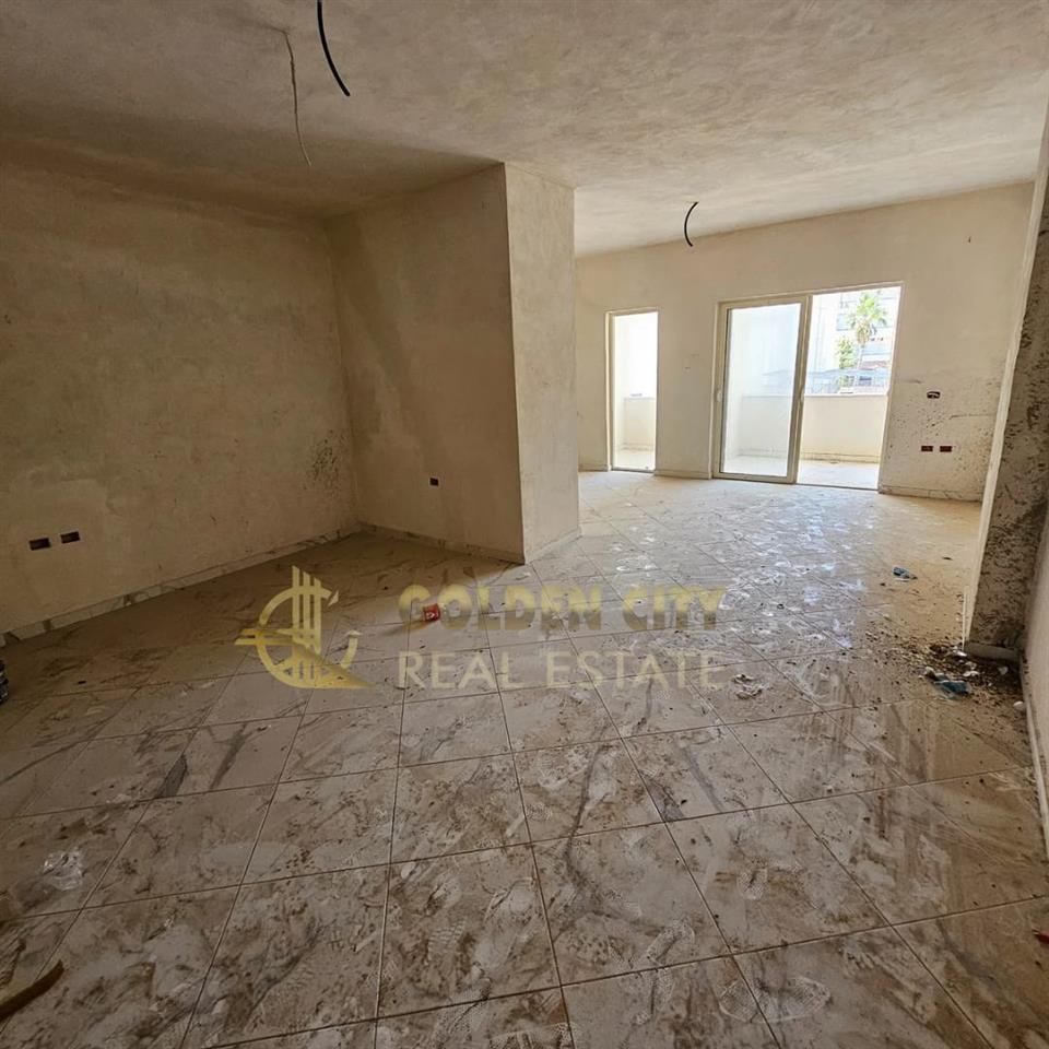 Shitet apartament 2+1+2