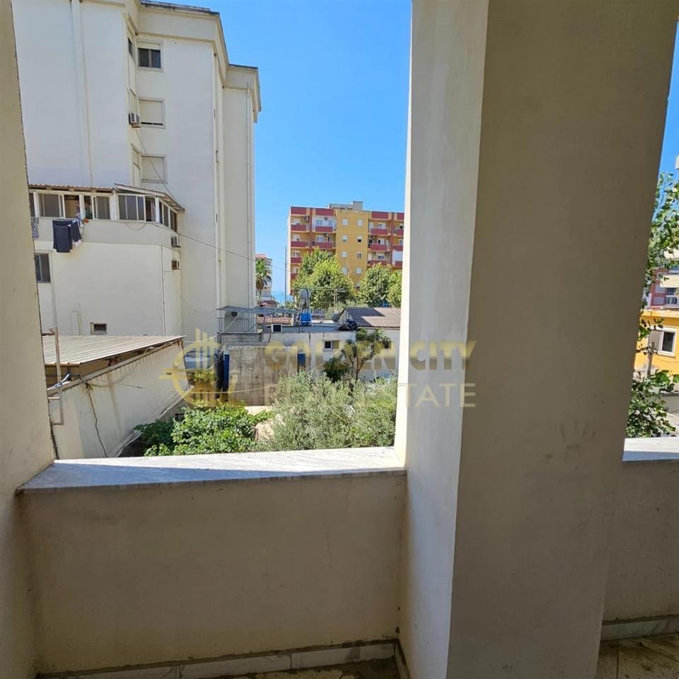 Shitet apartament 2+1+2