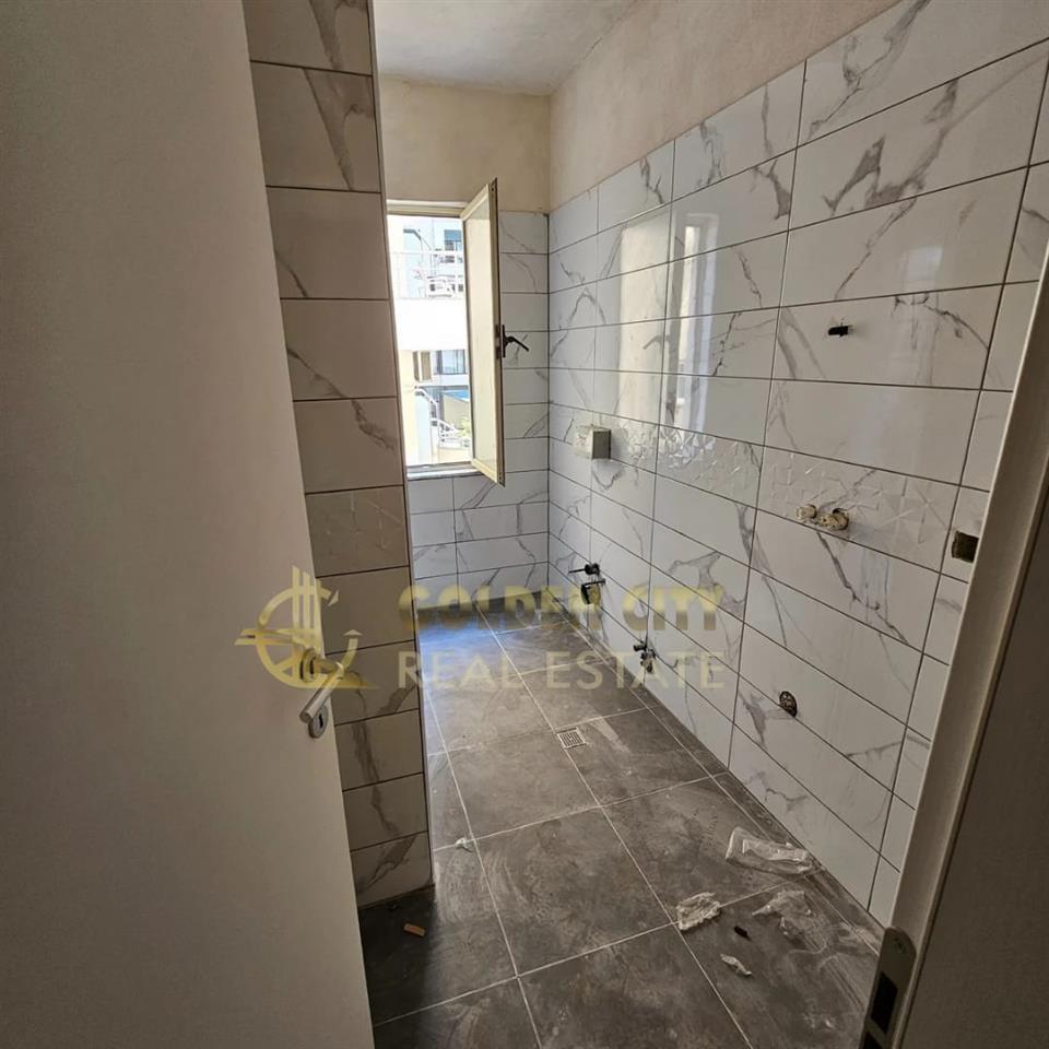 Shitet apartament 2+1+2