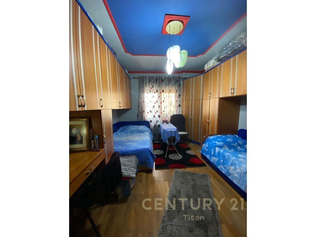 SHITET APARTAMENT 2+1+2+POST PARKIMI, RRUGA E KAVAJES.