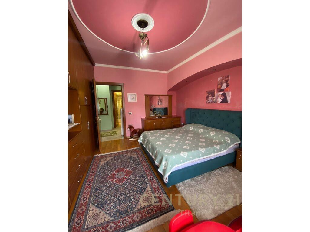 SHITET APARTAMENT 2+1+2+POST PARKIMI, RRUGA E KAVAJES.