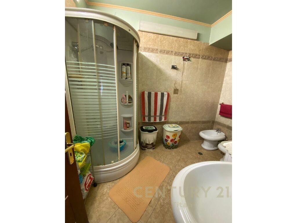 SHITET APARTAMENT 2+1+2+POST PARKIMI, RRUGA E KAVAJES.