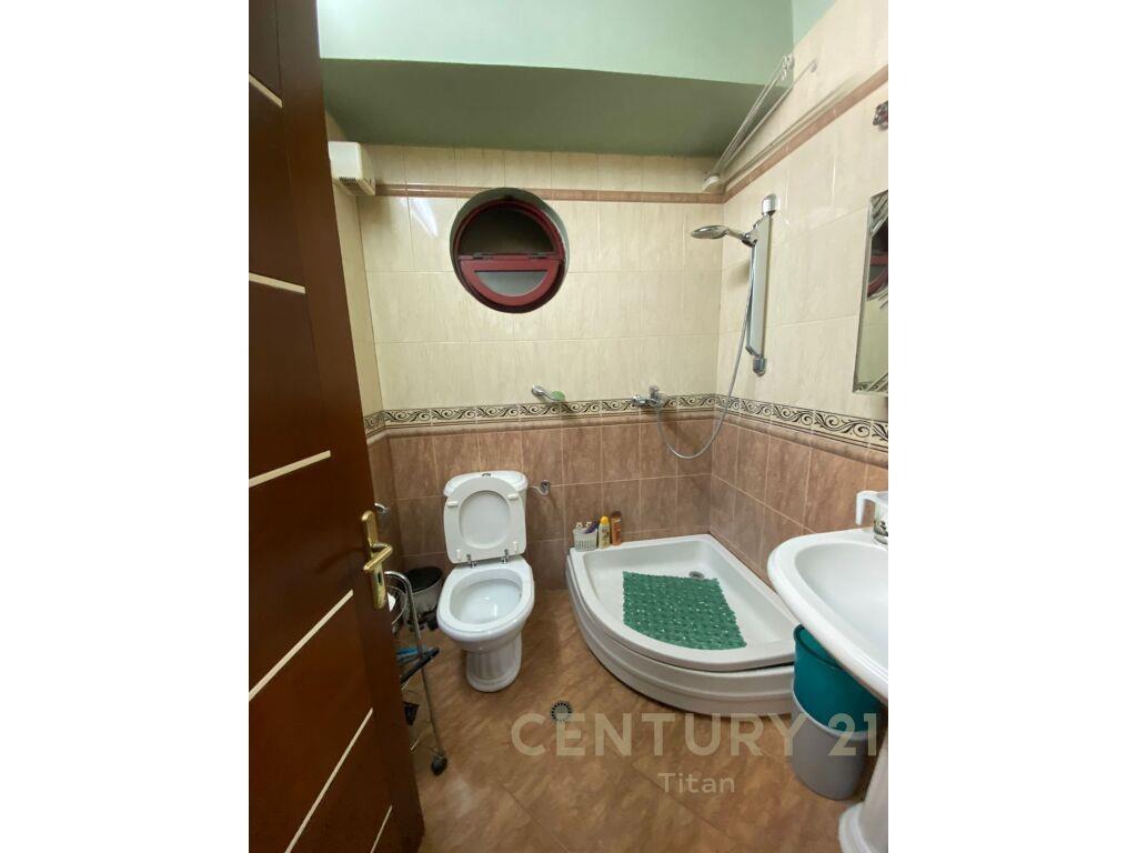 SHITET APARTAMENT 2+1+2+POST PARKIMI, RRUGA E KAVAJES.