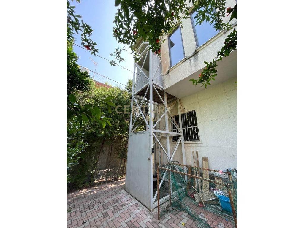 SHITET GODINA BIZNESI MULTIFUNKSIONALE !