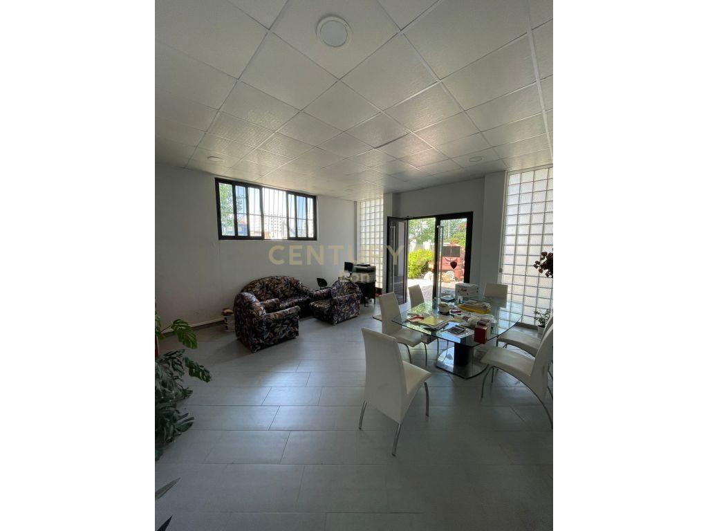 SHITET GODINA BIZNESI MULTIFUNKSIONALE !