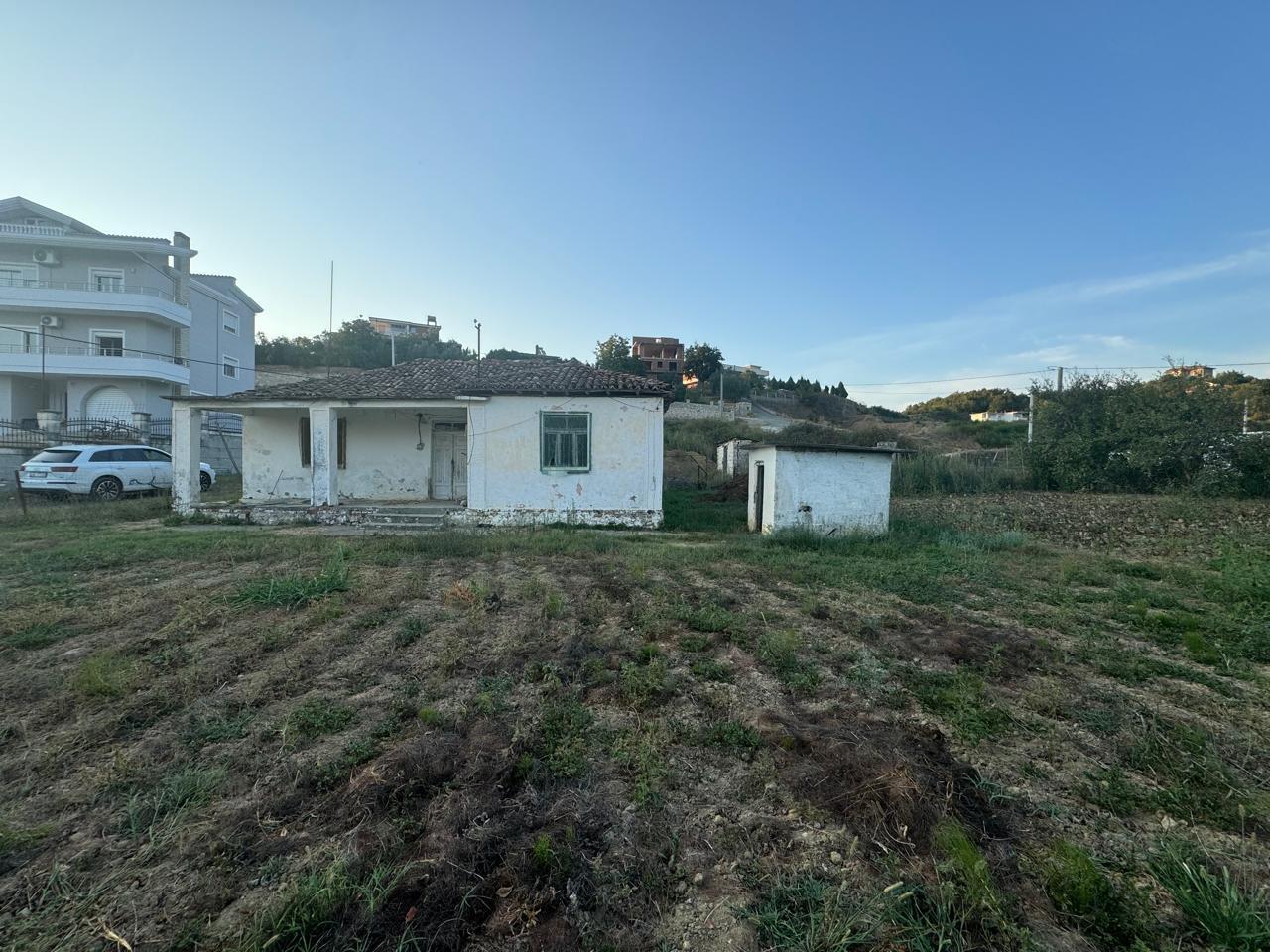 SHTEPI GJIRI LALZIT /2800 m2 TOKE