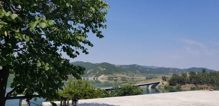 Shitet tokë dhe ndërtesë në Cerujë, Gramsh