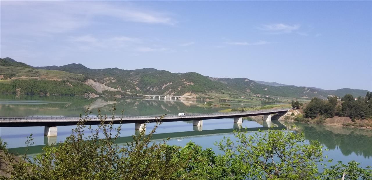 Shitet tokë dhe ndërtesë në Cerujë, Gramsh