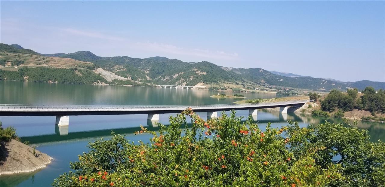 Shitet tokë dhe ndërtesë në Cerujë, Gramsh