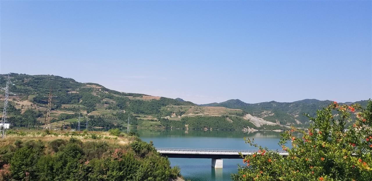 Shitet tokë dhe ndërtesë në Cerujë, Gramsh