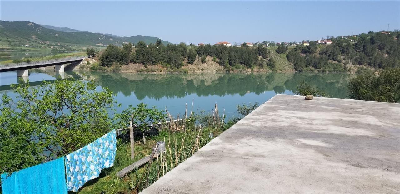 Shitet tokë dhe ndërtesë në Cerujë, Gramsh